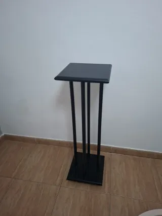 Peana de madera negra