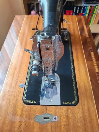 Máquina de coser Alfa antigua