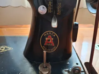 Máquina de coser Alfa antigua