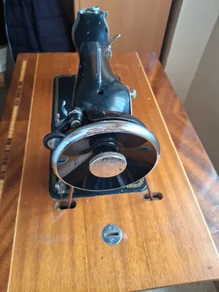 Máquina de coser Alfa antigua