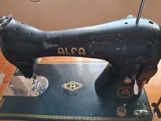 Máquina de coser Alfa antigua
