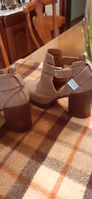 Botines tacón beige y marrón