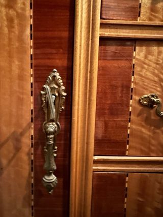 Mueble de comedor con gran espejo