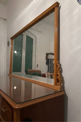 Mueble de comedor con gran espejo