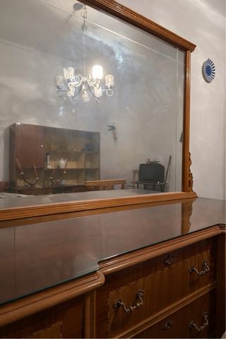 Mueble de comedor con gran espejo