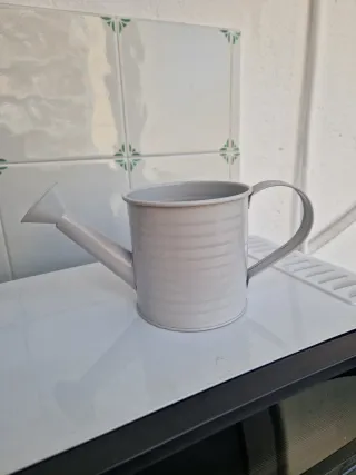 Piccolo innaffiatoio in metallo grigio. Nuovo