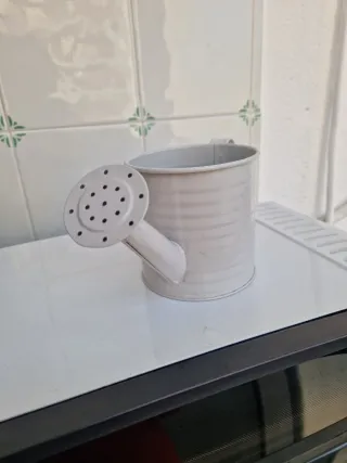 Piccolo innaffiatoio in metallo grigio. Nuovo