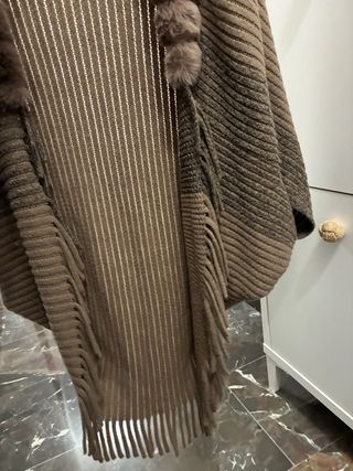 Poncho marrón con cuello de pelo