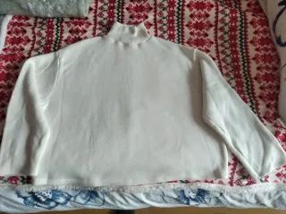 Jersey blanco cuello alto