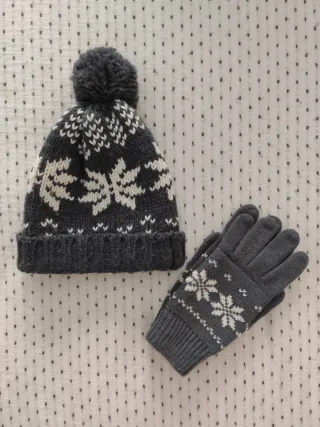 Gorro y guantes grises con copos de nieve