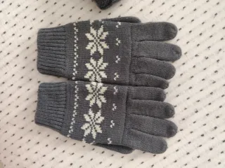 Gorro y guantes grises con copos de nieve
