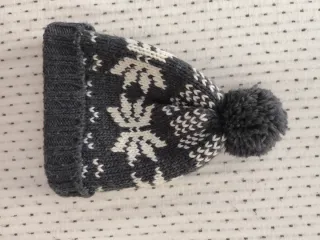 Gorro y guantes grises con copos de nieve