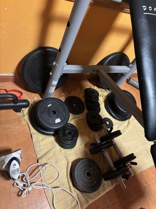 Banco de pesas y gimnasio completo