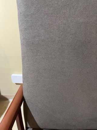 Mecedora madera y tela gris