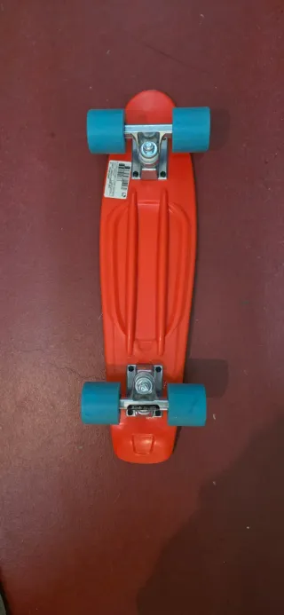 Monopatín niño rojo con ruedas azules