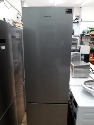 Nevera Marca Samsung plateada altura 2 metro ancho