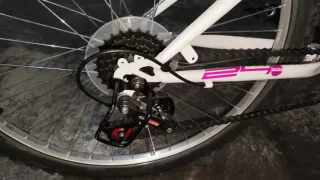 Bicicleta juvenil blanca y rosa