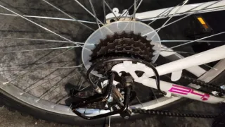 Bicicleta juvenil blanca y rosa