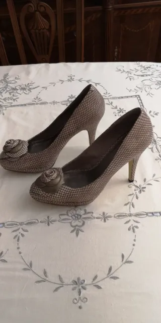 Zapatos de vestir Menbur beige y grises