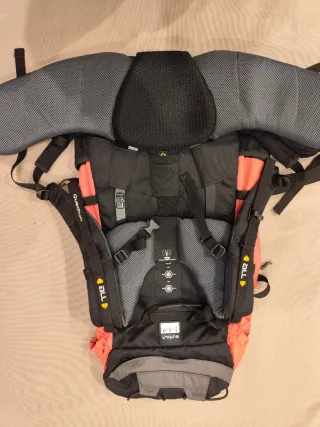 Mochila senderismo naranja y negra 50L