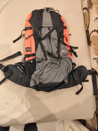 Mochila senderismo naranja y negra 50L