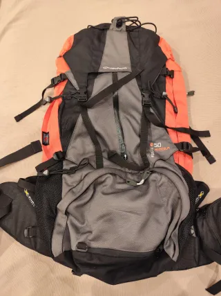 Mochila senderismo naranja y negra 50L