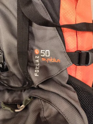 Mochila senderismo naranja y negra 50L