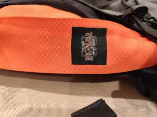 Mochila senderismo naranja y negra 50L