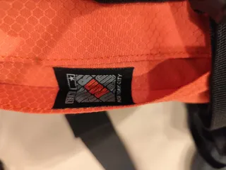 Mochila senderismo naranja y negra 50L