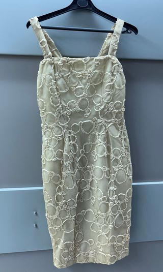 Vestido beige con círculos