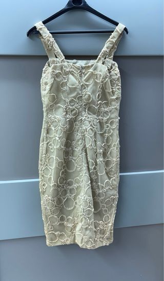 Vestido beige con círculos