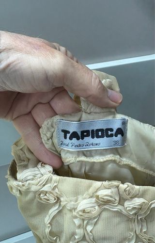 Vestido beige con círculos