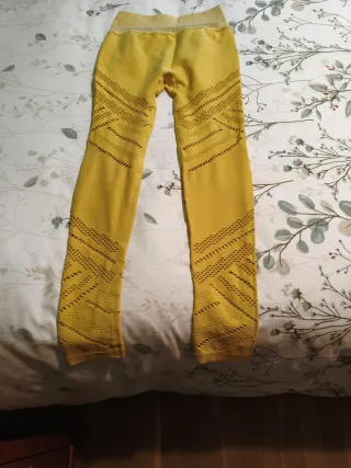 Leggings deportivos amarillos con diseño