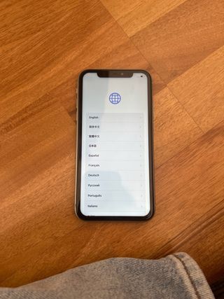 iPhone 11 con retro rotto