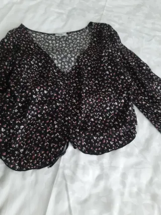 Blusa Noon. T.S. estampada manga acampanada