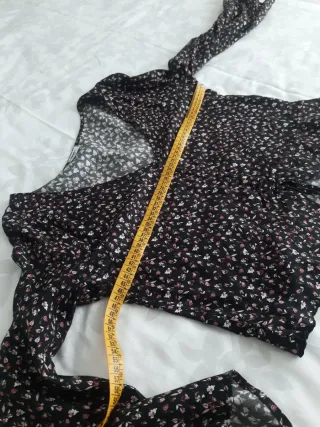 Blusa Noon. T.S. estampada manga acampanada