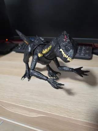 Dinosaurio Indoraptor Negro con Detalles Dorados