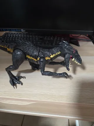Dinosaurio Indoraptor Negro con Detalles Dorados