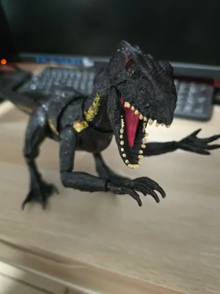 Dinosaurio Indoraptor Negro con Detalles Dorados