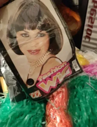 Lote Nochevieja: Peluca Negra y Adornos Verdes