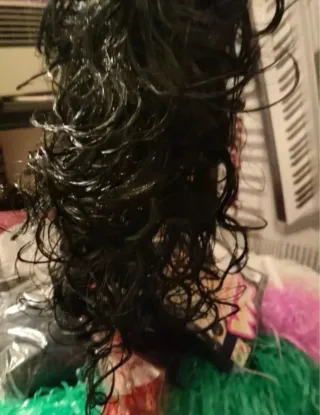 Lote Nochevieja: Peluca Negra y Adornos Verdes