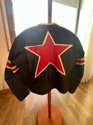 Chaqueta de cuero negra y roja