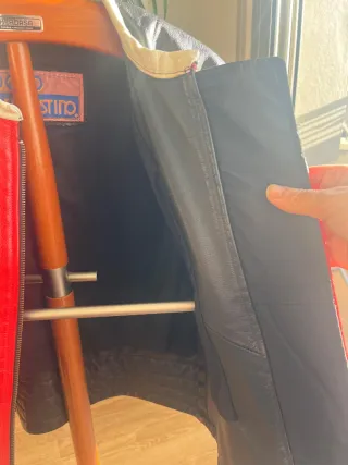 Chaqueta de cuero negra y roja