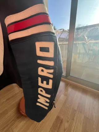 Chaqueta de cuero negra y roja