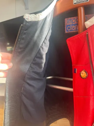 Chaqueta de cuero negra y roja