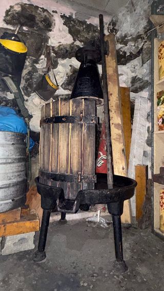 Prensa de vino antigua de madera y hierro fundido