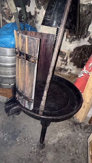 Prensa de vino antigua de madera y hierro fundido