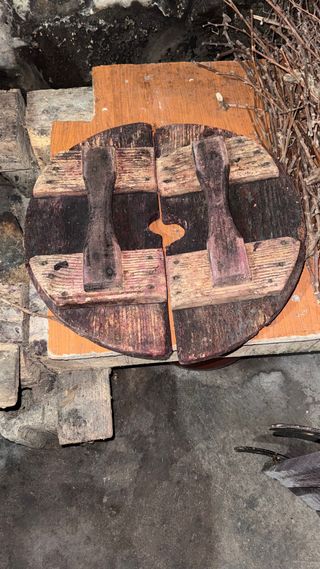 Prensa de vino antigua de madera y hierro fundido