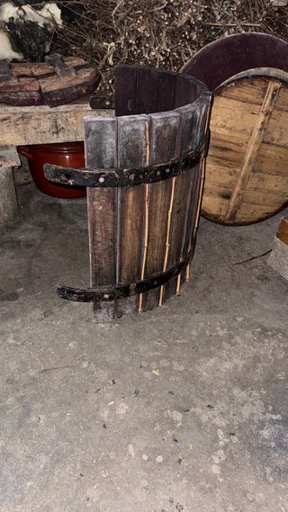 Prensa de vino antigua de madera y hierro fundido