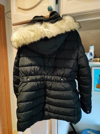 Parka Zara Negra con Capucha y Pelo